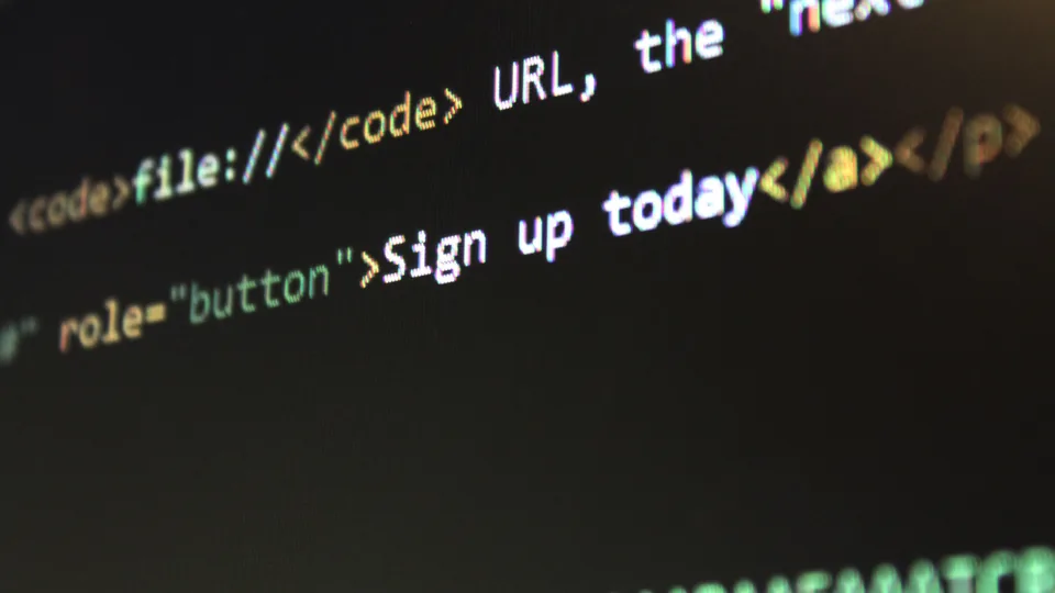 Bir bilgisayar ekranında HTML kodu ve bağlantı tanımlarının yakın çekimi