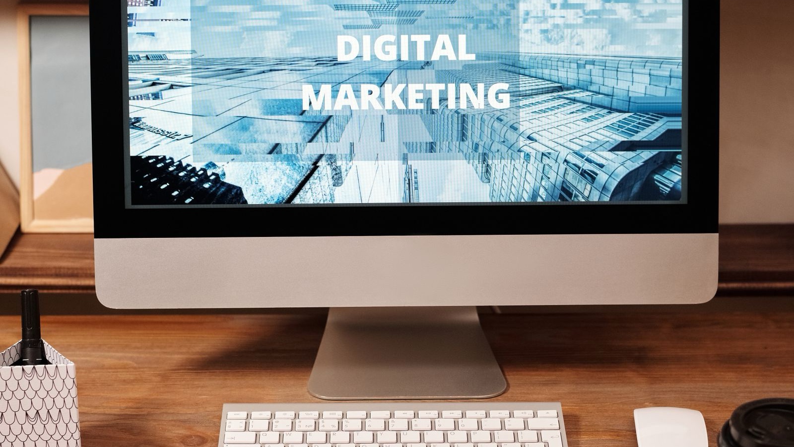 Bilgisayar ekranında Digital Marketing yazısı ve çalışma masası