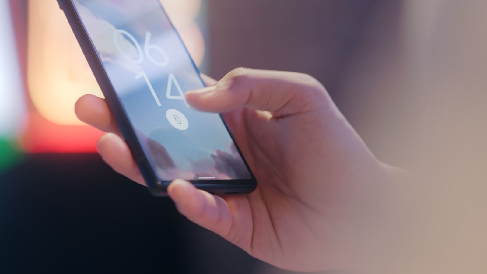 Parmak izi kilit ekranı açık telefonu tutan el