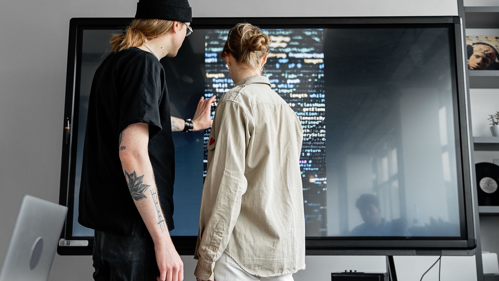 Social Media Crisis Preparation: Agree the Decisions Before the Pressure A team reviewing a large screen together